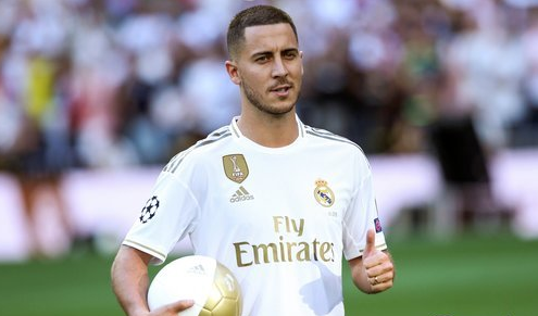 每体：阿根廷队在西班牙集训，球迷热情高涨只为一睹梅西风采（每体：阿根廷队西班牙备训，球迷蜂拥而至只为目睹梅西）